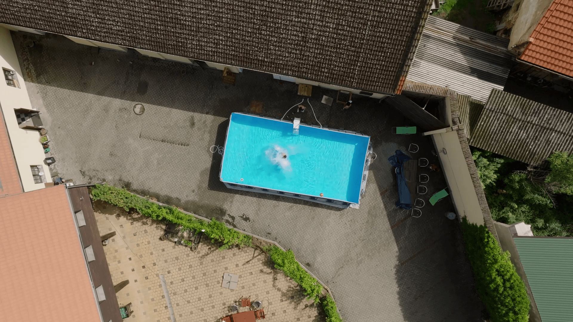 The outdoor swimming pool in the courtyard of the accommodation, seen from above