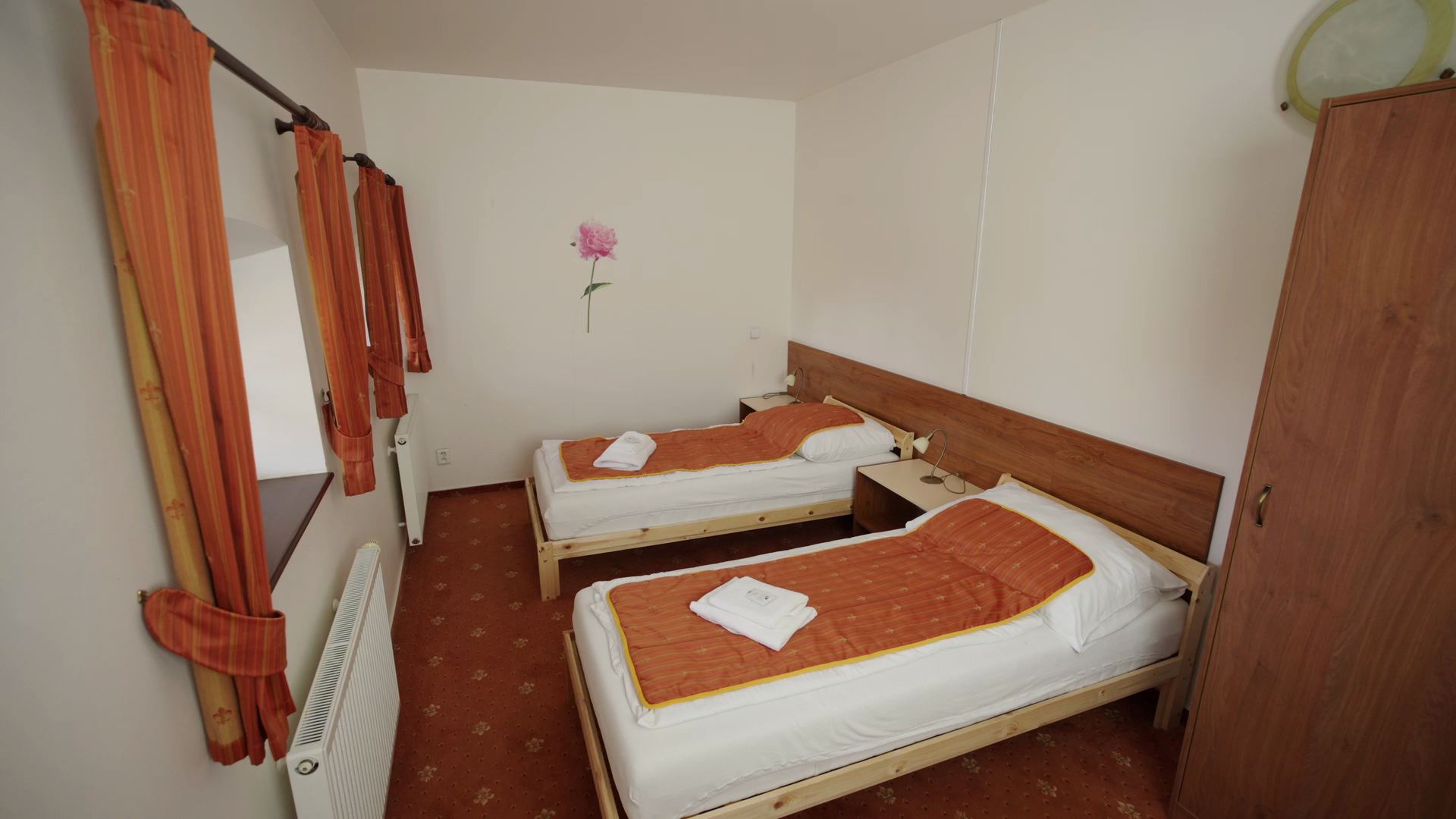 Twin room in the accommodation with two beds and a wardrobe